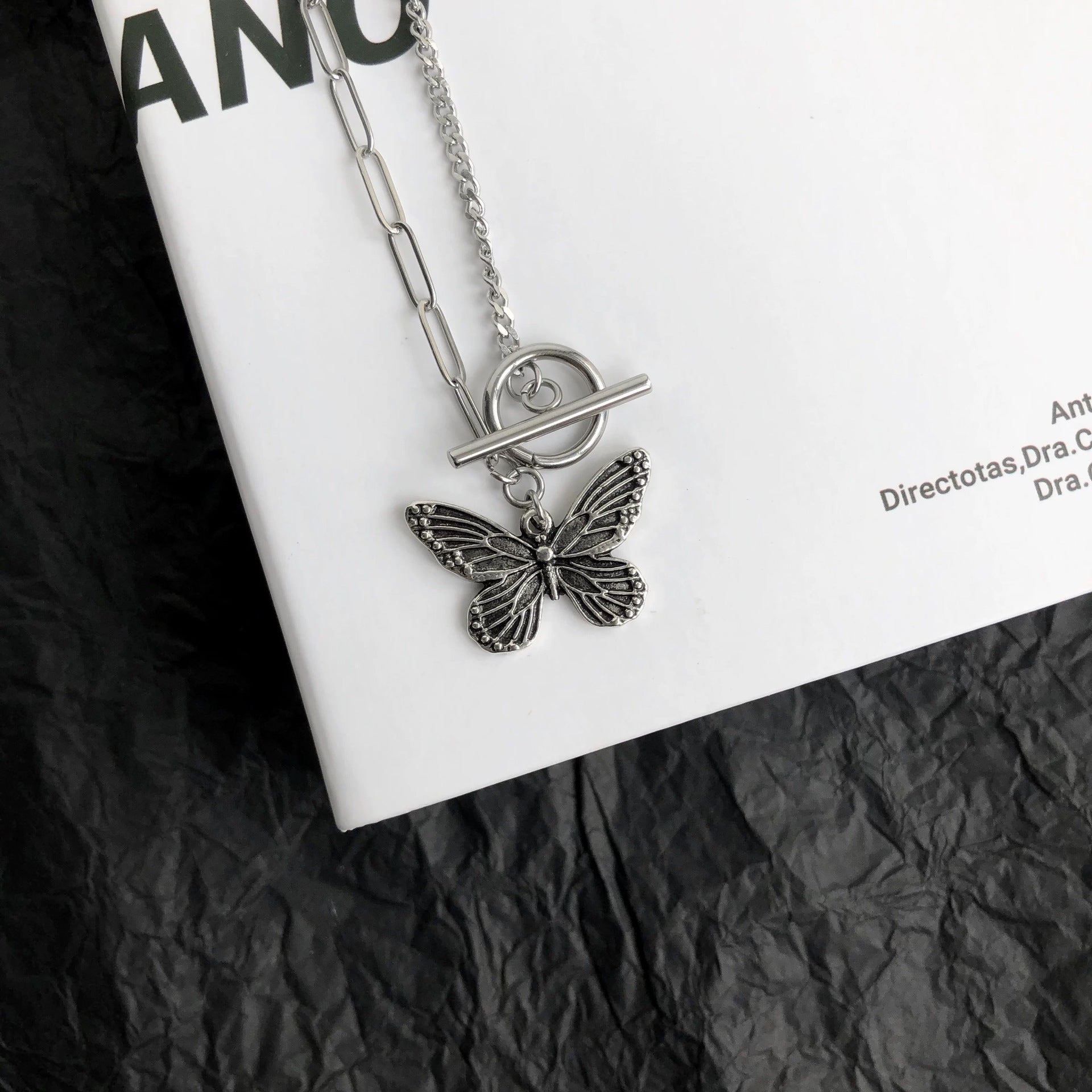Damen Halskette mit filigranem Schmetterlingsanhänger und modernem Gliederdesign Shop Nory