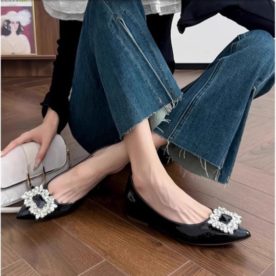 Damen Flache Patent-Ballerinas mit spitzer Zehenform und Schmuckbrosche Shop Nory