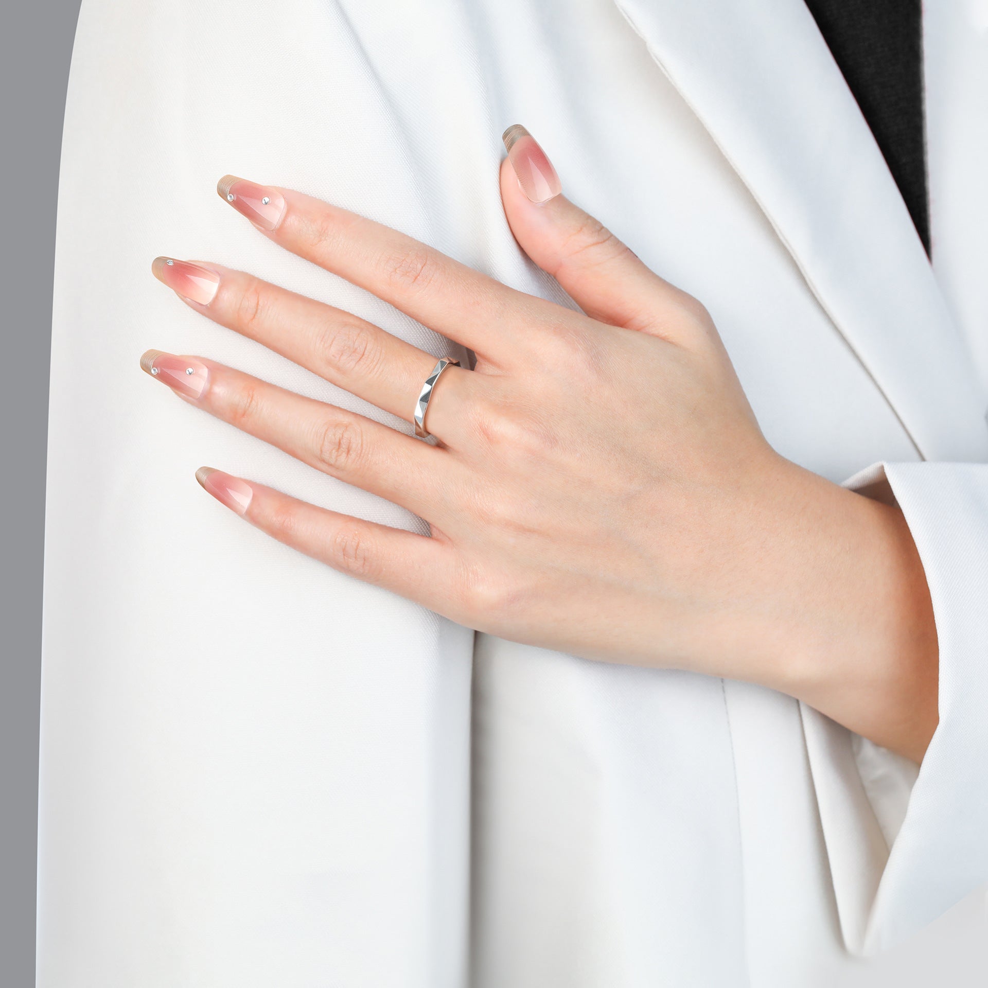 Damen Designer-Ring mit modernem, facettiertem Oberflächenfinish Shop Nory