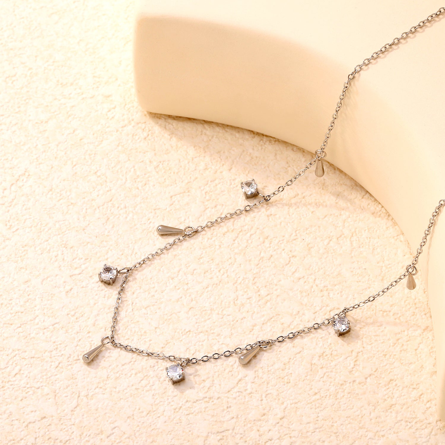 Damen Halskette mit funkelnden Kristallanhängern und elegantem Tropfencharme Shop Nory