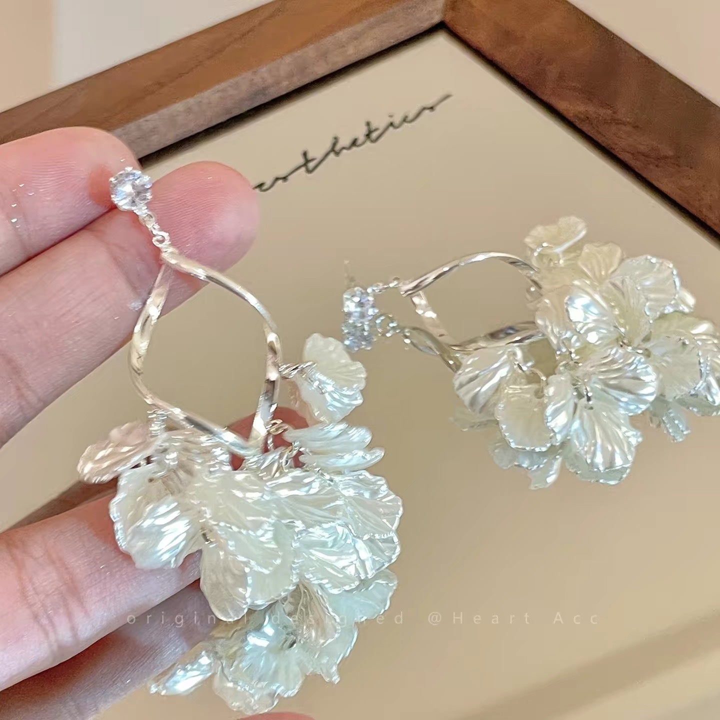 Damen Ohrringe mit kunstvollem Blumenmotiv und raffinierten Details Shop Nory