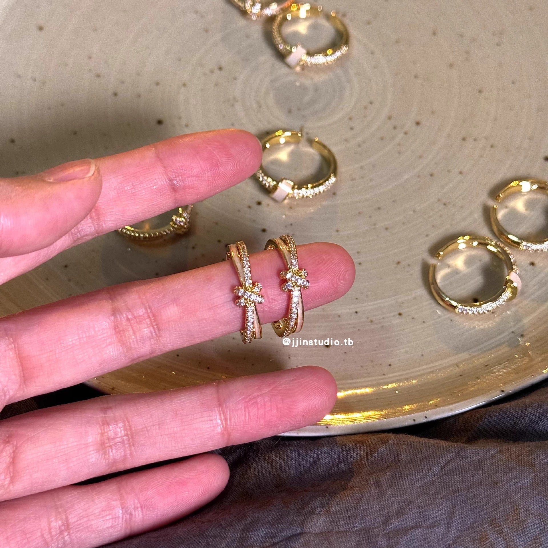 Damenring mit funkelnden Zirkonia-Akzenten und stilvollem Design Shop Nory