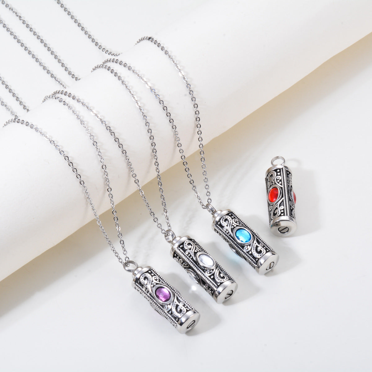 Damen Anhänger mit filigranem Design und funkelndem Stein Shop Nory