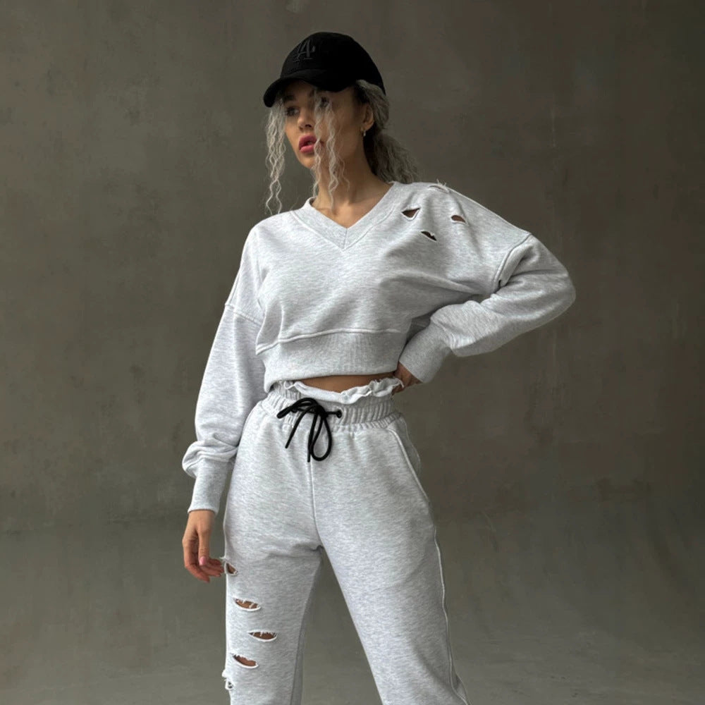 Damen kurzgeschnittenes Sweat-Set mit V-Ausschnitt, Rüschenbund Highwaist Jogginghose und Distressed-Details Shop Nory
