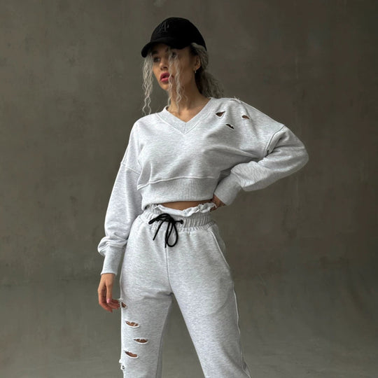 Damen kurzgeschnittenes Sweat-Set mit V-Ausschnitt, Rüschenbund Highwaist Jogginghose und Distressed-Details Shop Nory