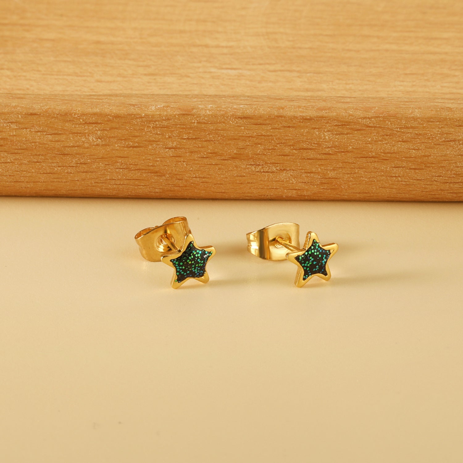 Damen Ohrstecker mit kunstvollem Blattmotiv aus hochwertigem Edelstahl und goldplattierter Oberfläche Shop Nory