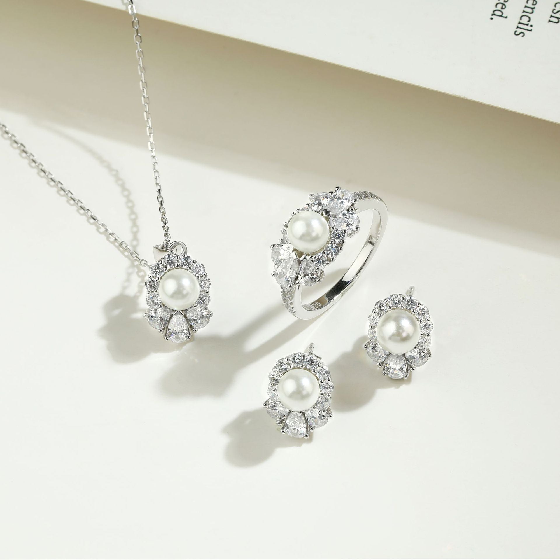 Damen Halskette mit elegantem Perlenanhänger und funkelndem Zirkonia-Besatz Shop Nory