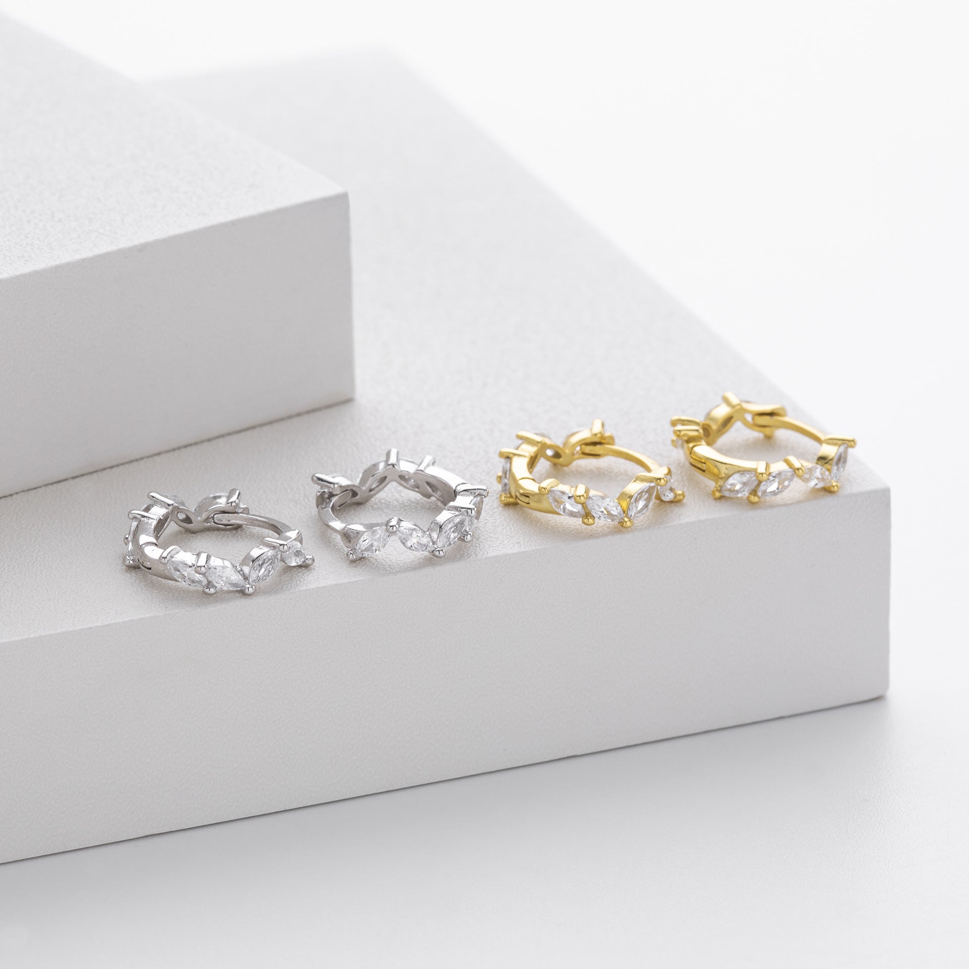 Damen Ohrringe mit funkelnden Zirkon-Besätzen aus 925 Sterling Silber Shop Nory
