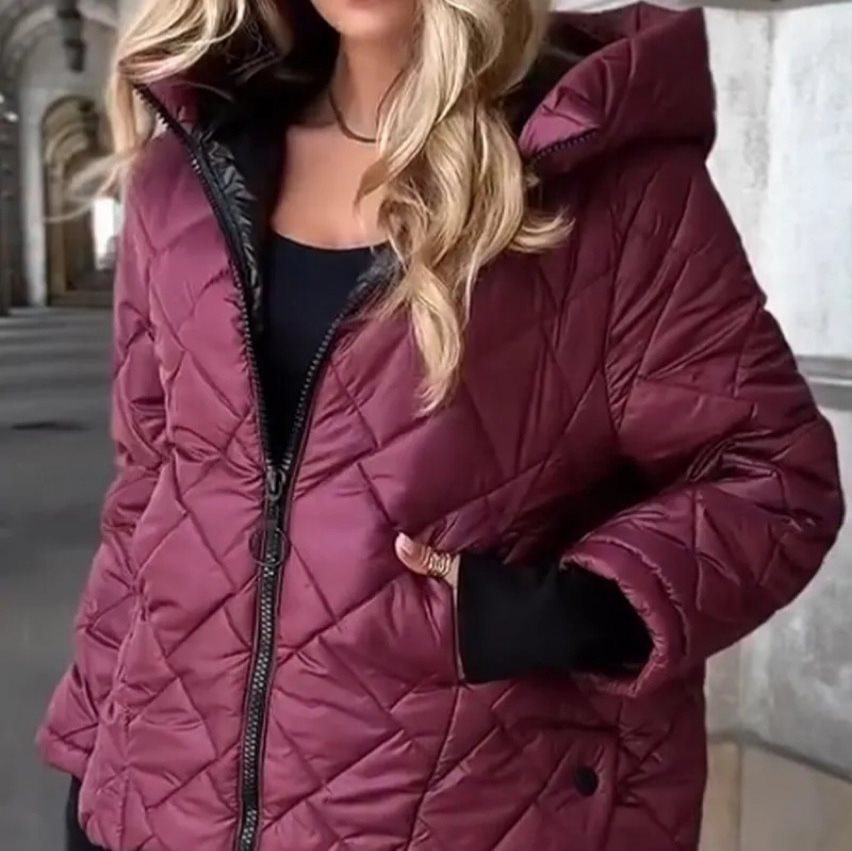 Damen Wattierte Kapuzen-Steppjacke mit Karosteppung, leichter Thermofüllung und durchgehendem Reißverschluss Shop Nory