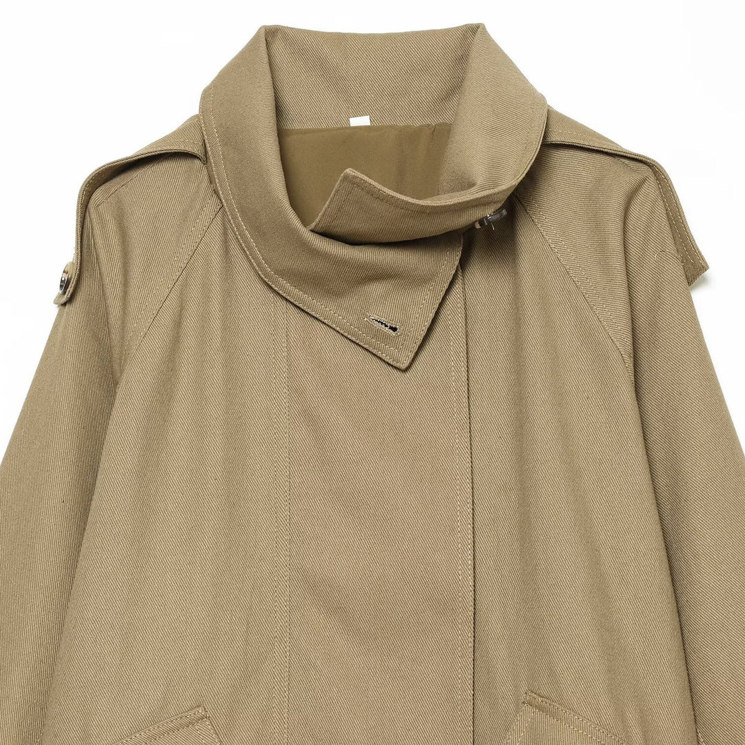 Damen Kurze Oversized Cape-Trenchjacke mit hohem Funnelkragen und Utility‑Pattentaschen Shop Nory