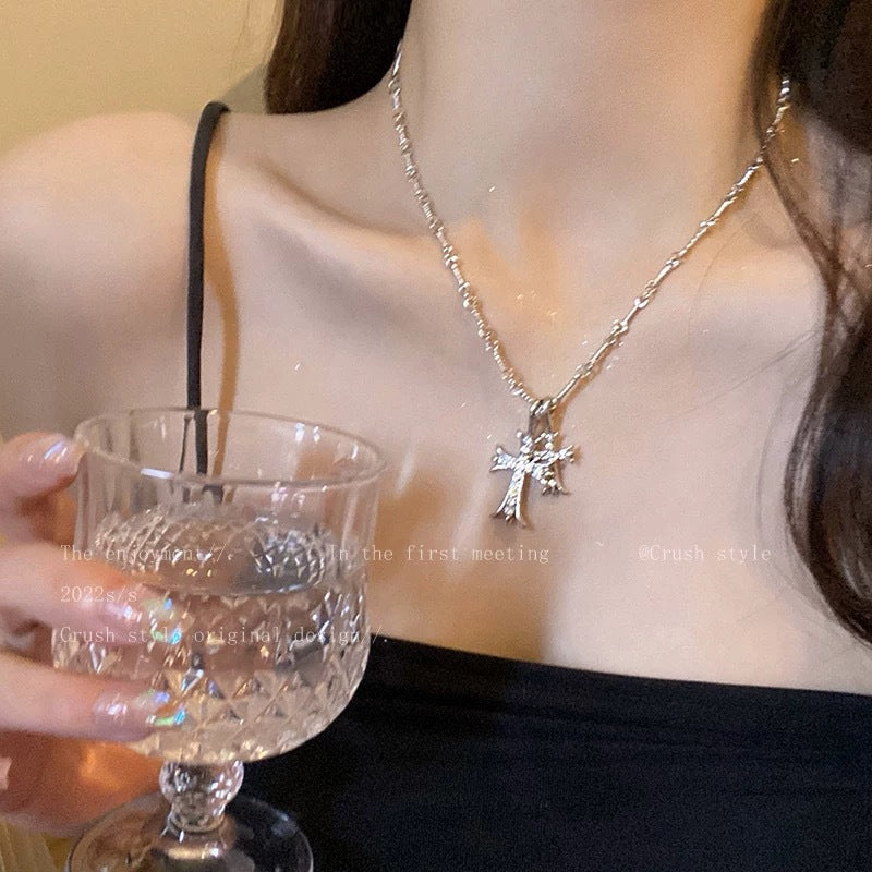 Damen Halskette mit funkelndem Kreuzanhänger aus hochwertigem Metall Shop Nory