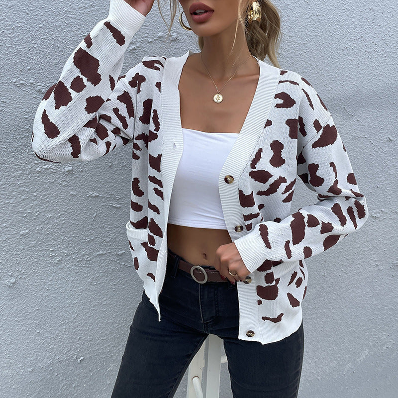 Damen Kurzgeschnittener V‑Ausschnitt Strickcardigan mit Animal‑Jacquard und Eingrifftaschen Shop Nory
