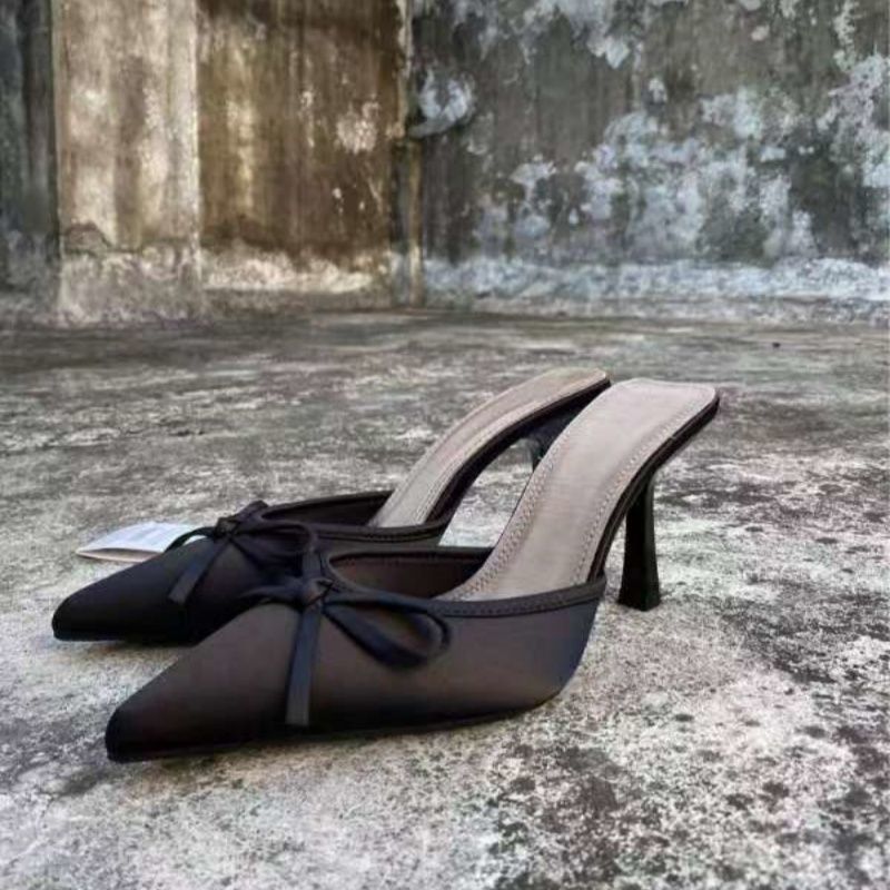 Damen Spitz zulaufende Satin-Mules mit zarter Schleifenapplikation und mittelhohem Sculpted-Absatz Shop Nory