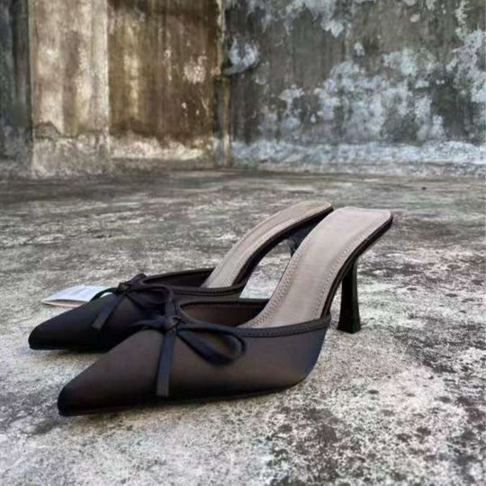 Damen Spitz zulaufende Satin-Mules mit zarter Schleifenapplikation und mittelhohem Sculpted-Absatz Shop Nory