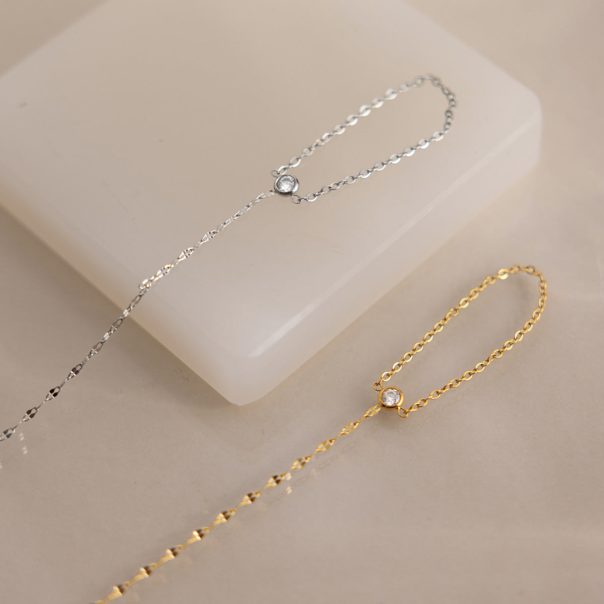 Damen Armband mit funkelndem Kristall und doppeltem Ketten-Design Shop Nory