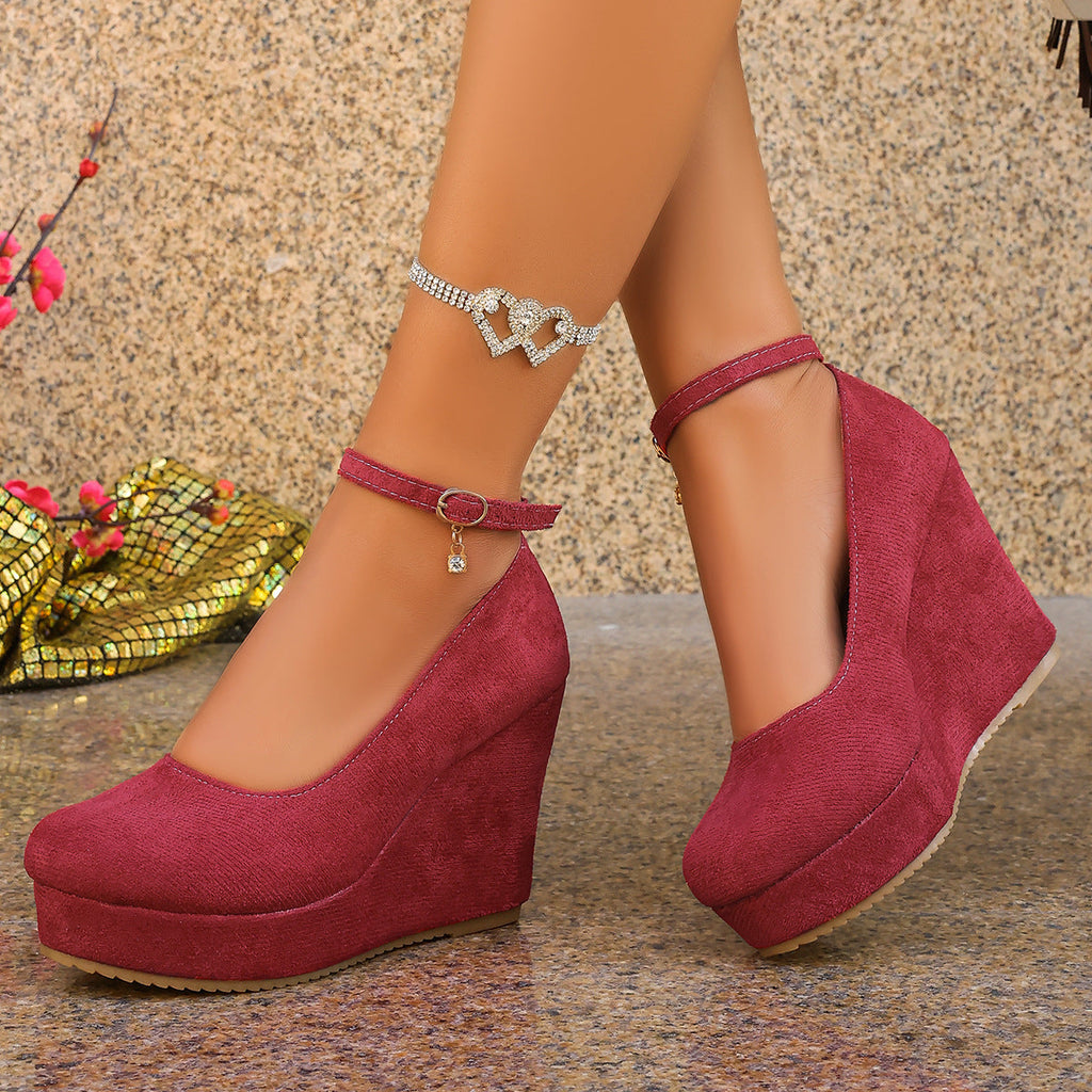 Damen Wedge-Pumps mit zierlichem Riemen und glänzendem Akzent Shopnory