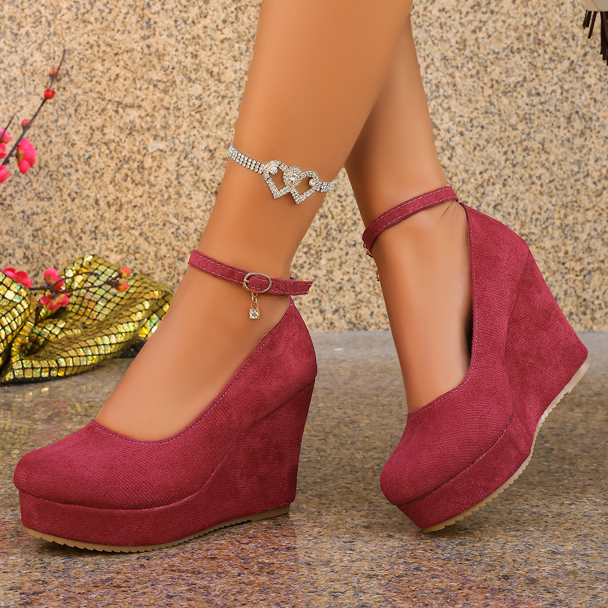 Damen Wedge-Pumps mit zierlichem Riemen und glänzendem Akzent Shopnory