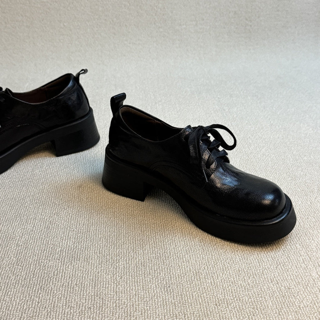 Damen Klassische Schnürschuhe mit robustem Plateau und eleganter Lederoberfläche