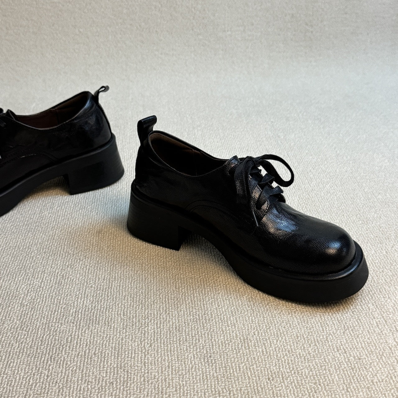 Damen Klassische Schnürschuhe mit robustem Plateau und eleganter Lederoberfläche