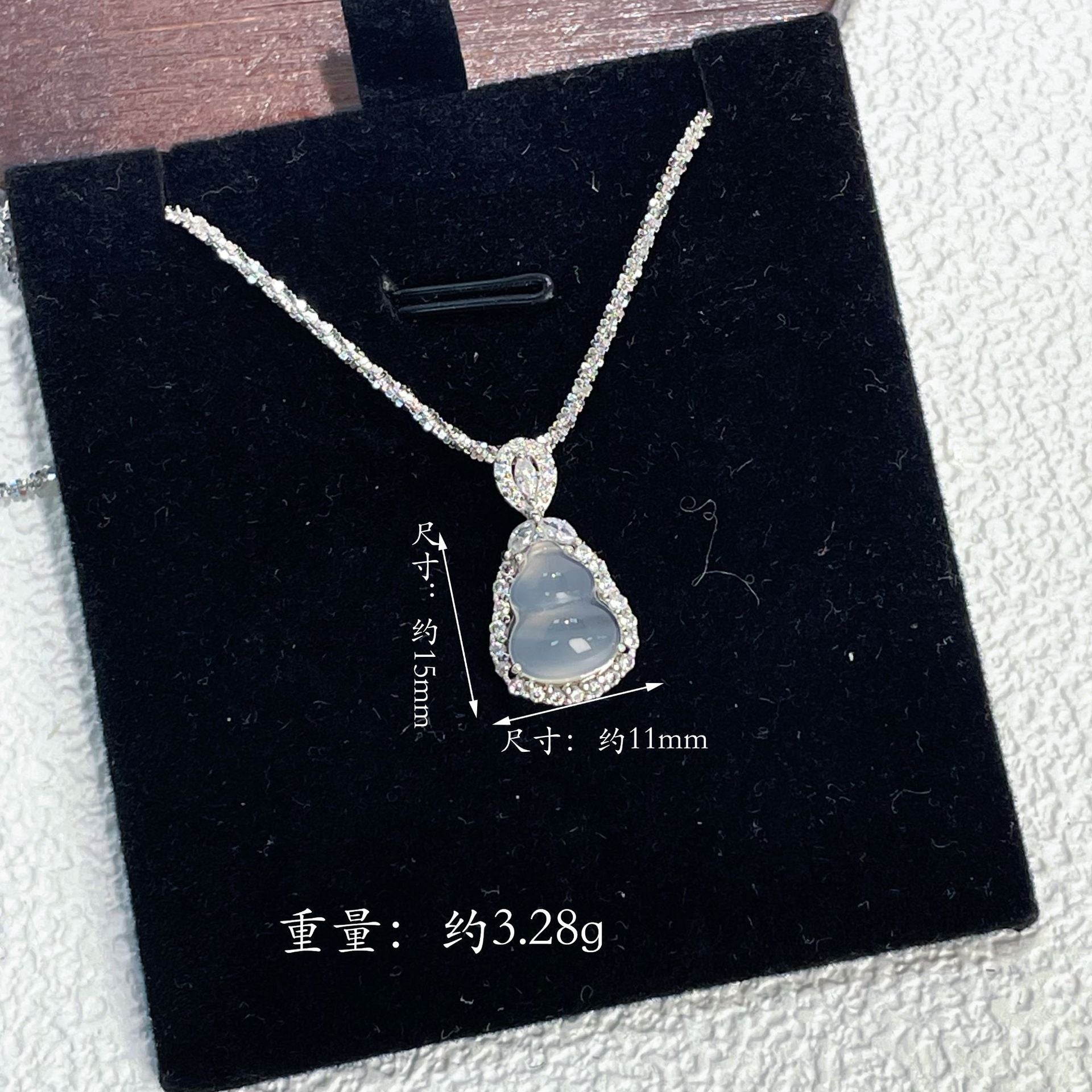 Damen Halskette mit tropfenförmigem Mondstein-Anhänger und kunstvollen Zirkonia-Details Shop Nory