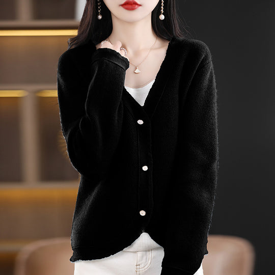 Damen Kurzgeschnittener V‑Ausschnitt‑Cardigan mit feinem Flor und Perlmuttknöpfen Shop Nory