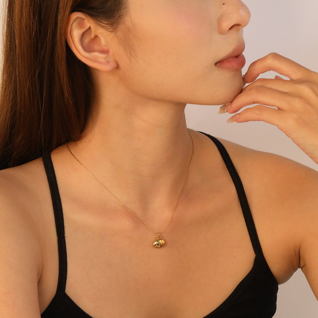 Damen Halskette mit Muschel-Anhänger aus hochwertigem Edelstahl und funkelndem Finish Shop Nory