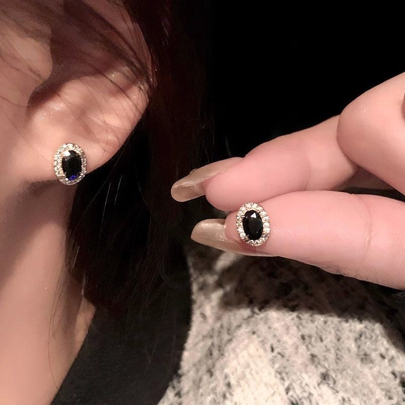 Damen Ohrstecker mit elegantem, ovalem Schmuckdesign und funkelnden Zirkonia Shop Nory
