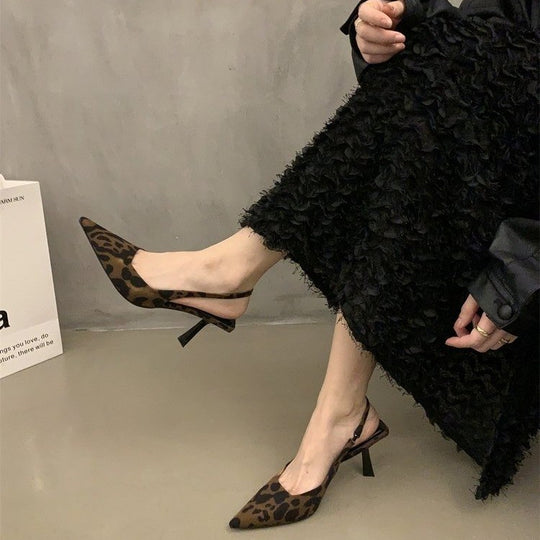 Damen Spitz zulaufende Slingback-Pumps mit niedrigem Stiletto-Absatz und Lackfinish Shop Nory