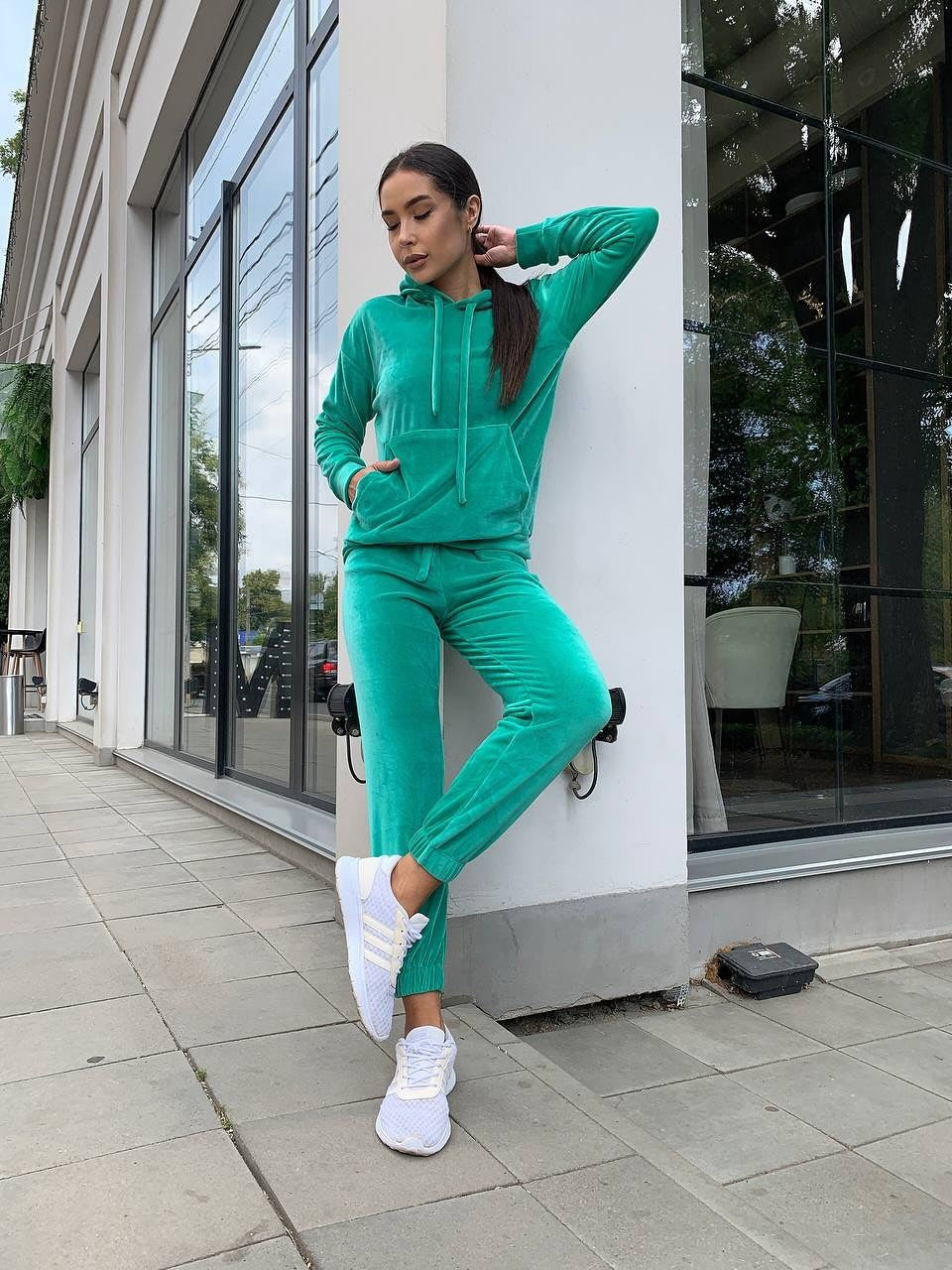 Damen Samt-Loungewear-Set mit kurz geschnittener Kapuzenjacke und Kordelzug-Jogginghose Shop Nory