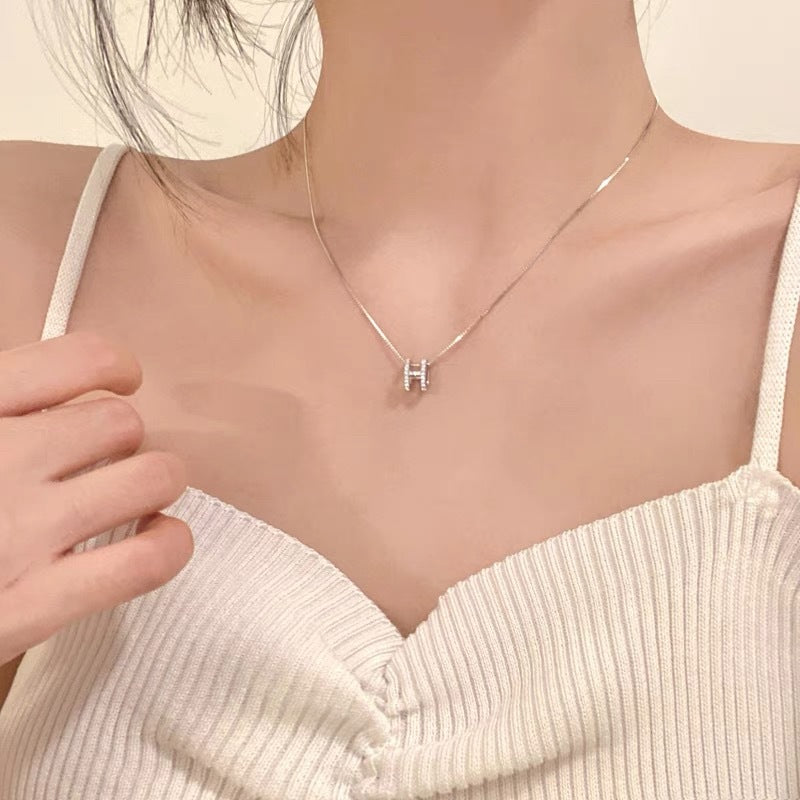 Damen Halskette mit elegantem Buchstabenanhänger aus Kristallen Shop Nory