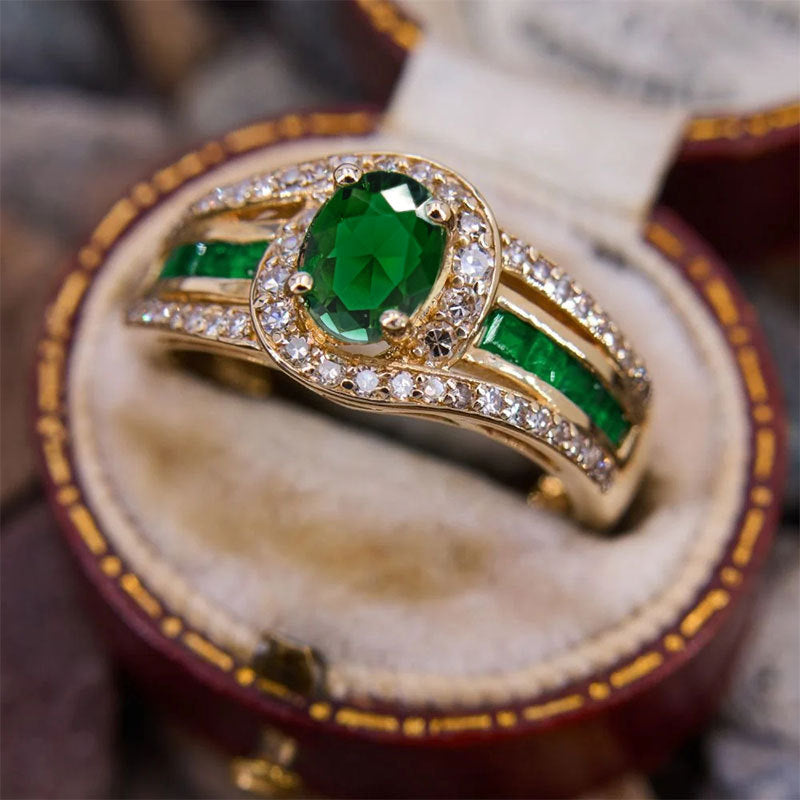 Damenring mit elegantem Smaragd und funkelnden Zirkoniasteinen Shop Nory