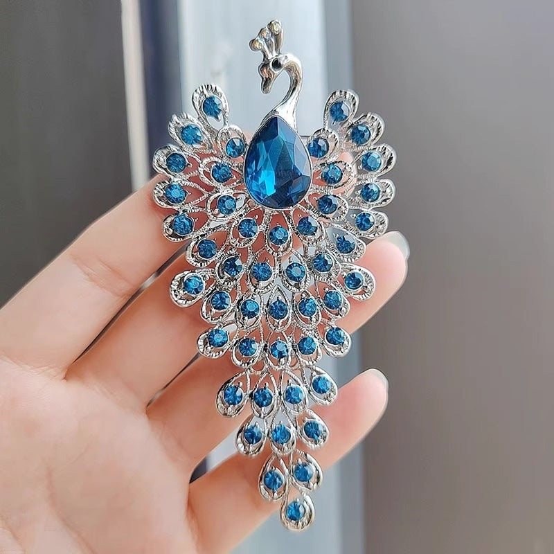 Elegante Pfauenbrosche mit Facettierten Kristallsteinen und Goldener Legierungsbeschichtung