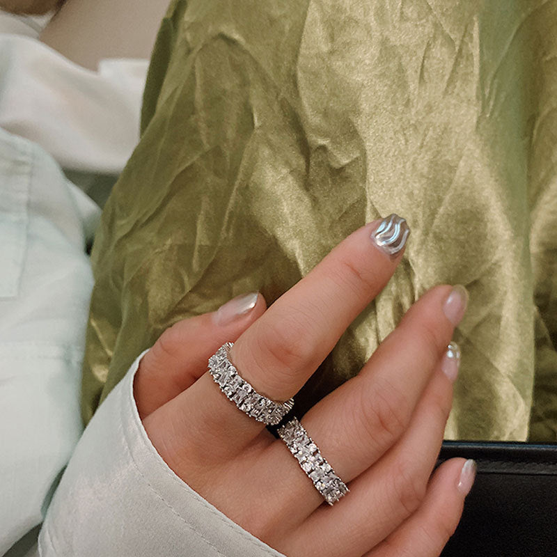 Damen Zarter und funkelnder Ring mit mehrreihigem Zirkonia-Design Shop Nory