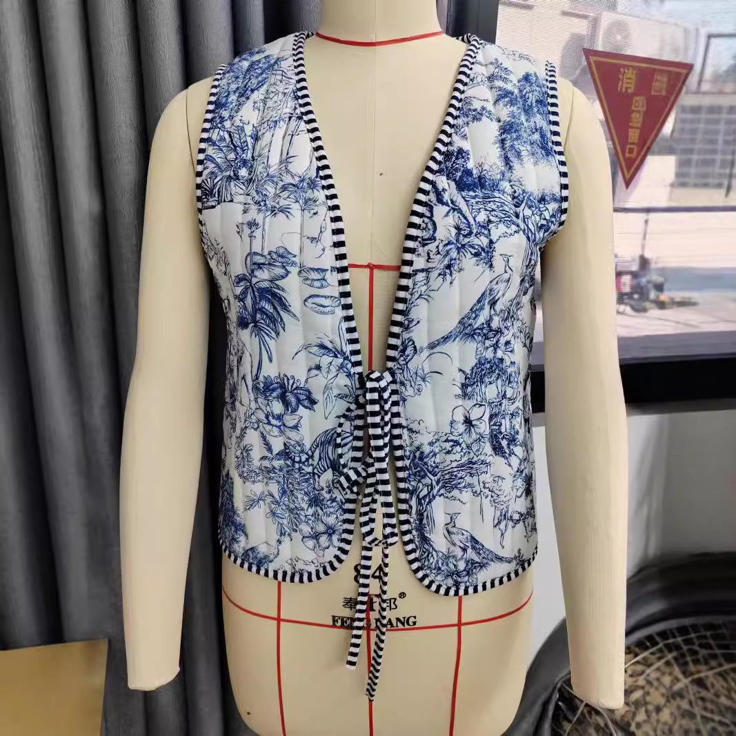 Damen Patchwork‑Weste mit Bindeband, gestreifter Innenverarbeitung und Kontrastpaspel Shop Nory