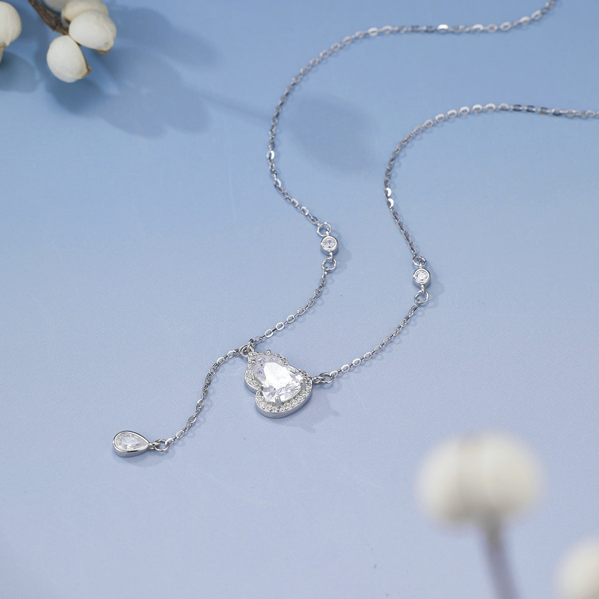 Damen Halskette mit herzförmigem Anhänger und funkelnden Zirkonia Shop Nory