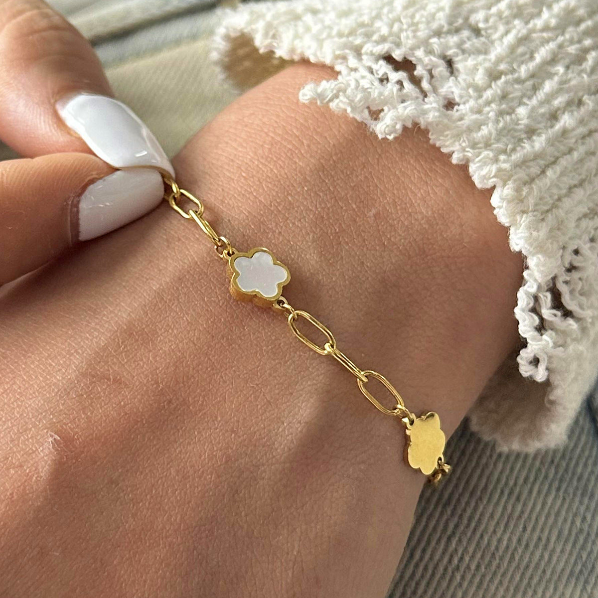 Damen Armband mit blütenförmigen Elementen und verstellbarem Edelstahlverschluss Shop Nory