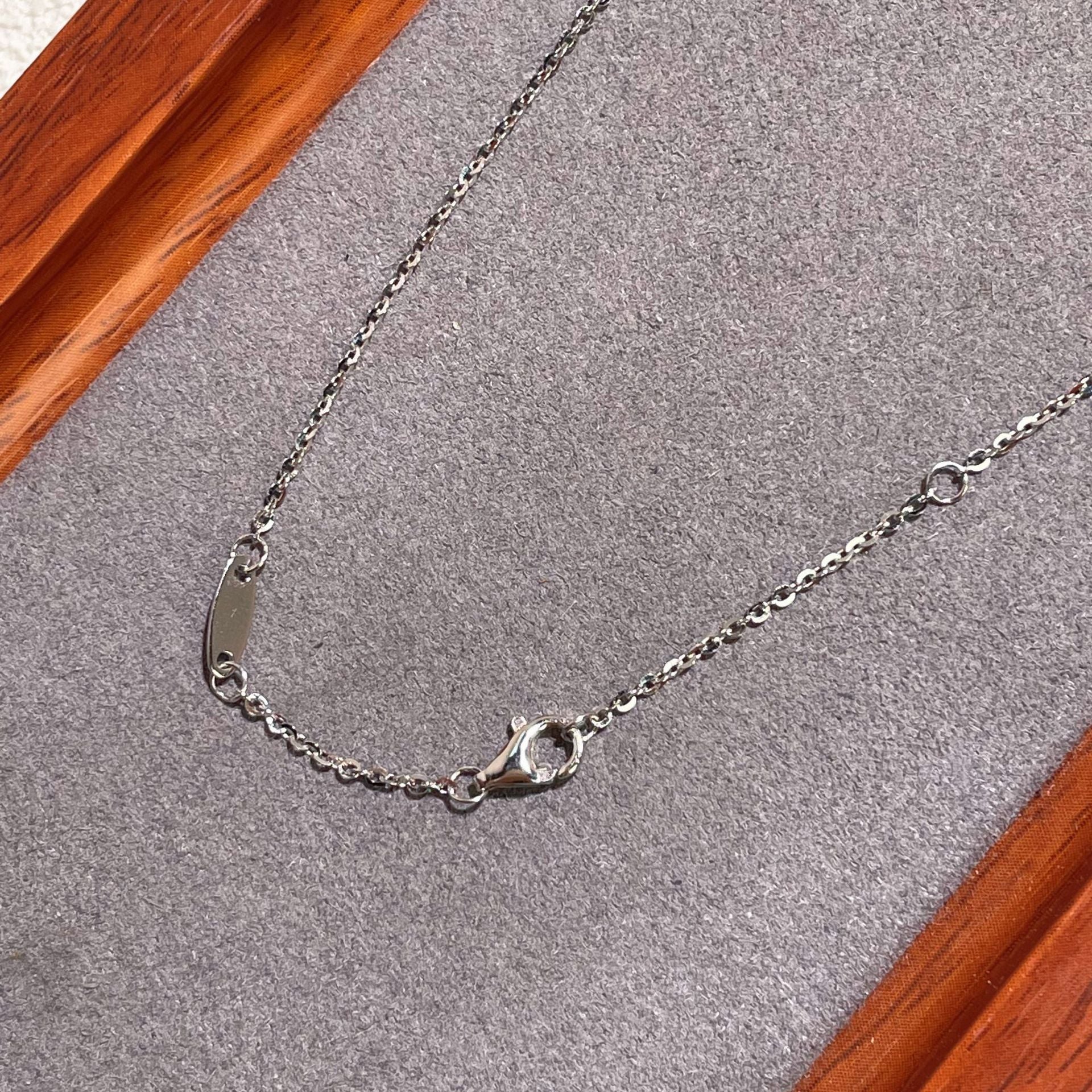 Damen Halskette mit funkelnden Herzanhängern und klassischen Gliederketten Shop Nory