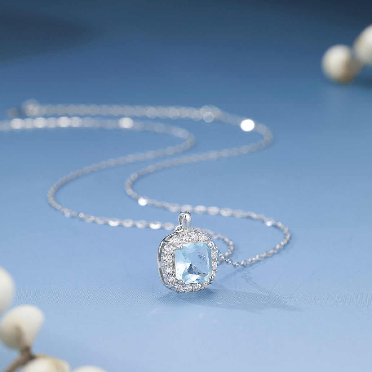 Damen Halsschmuck mit quadratischem, funkelndem Aquamarine-Anhänger Shop Nory