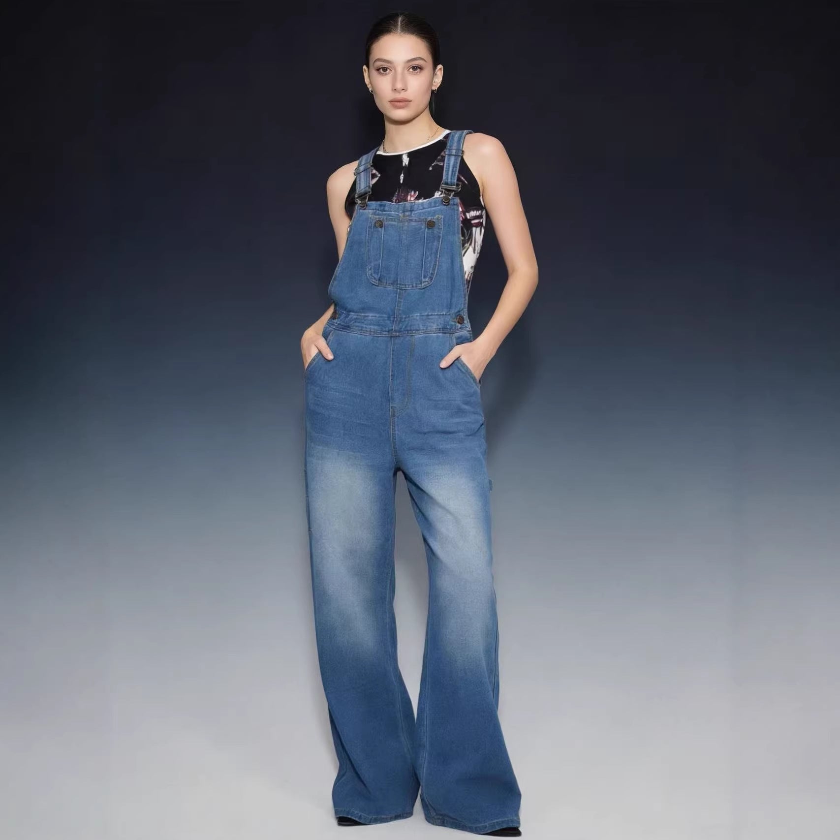 Damen Latzhose im lässigen oversized Schnitt mit funktionalen Seitentaschen