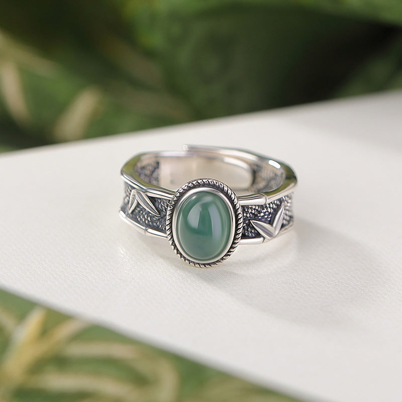 Damenring mit detaillierter Oberfläche und grünem Edelstein Shop Nory
