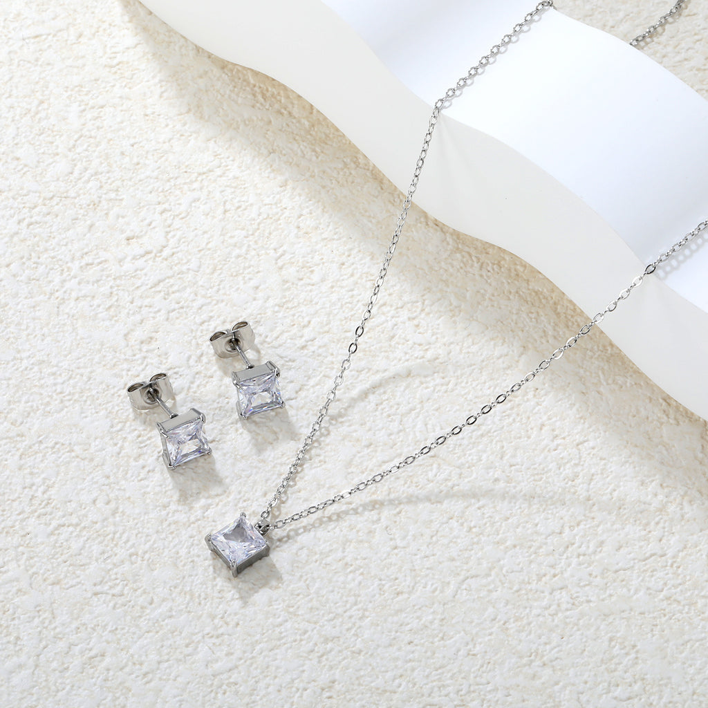 Damen Schmuckset mit funkelndem Zirkonia-Anhänger und passenden Ohrringen Shop Nory