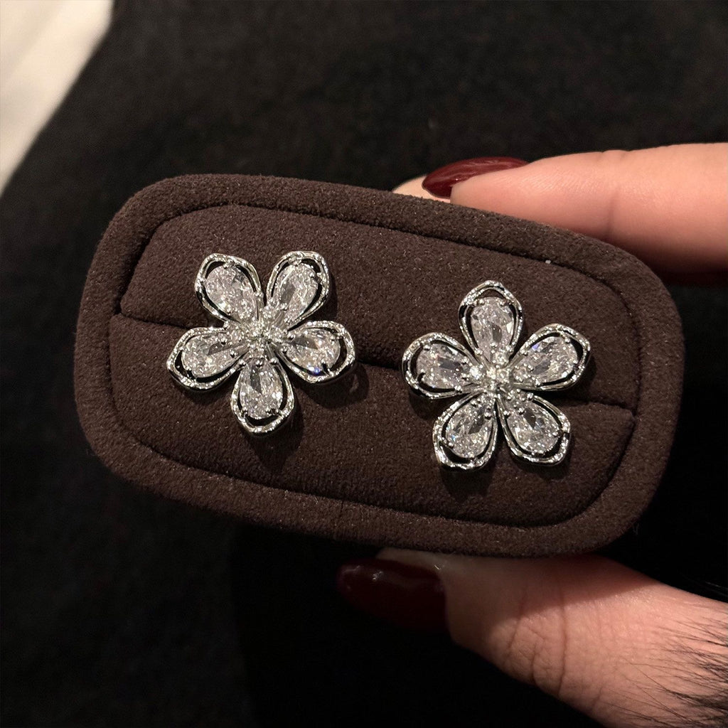 Damen Ohrstecker mit floralem Design und funkelnden Kristallen Shop Nory