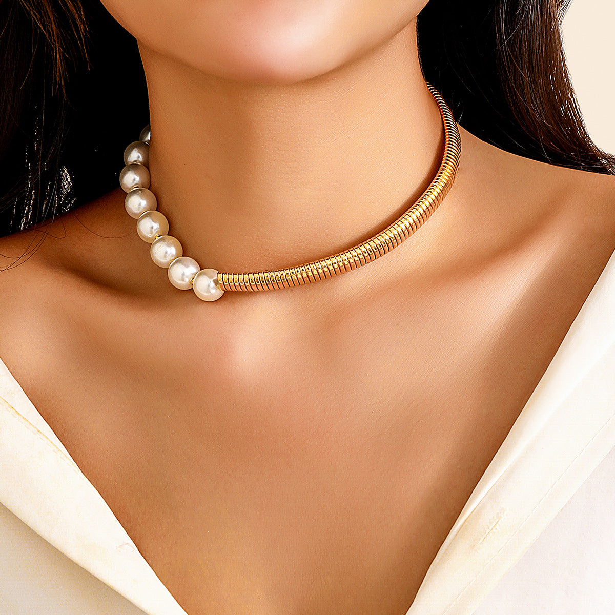 Damen Armreifen mit eleganten Perlen und modernem Design