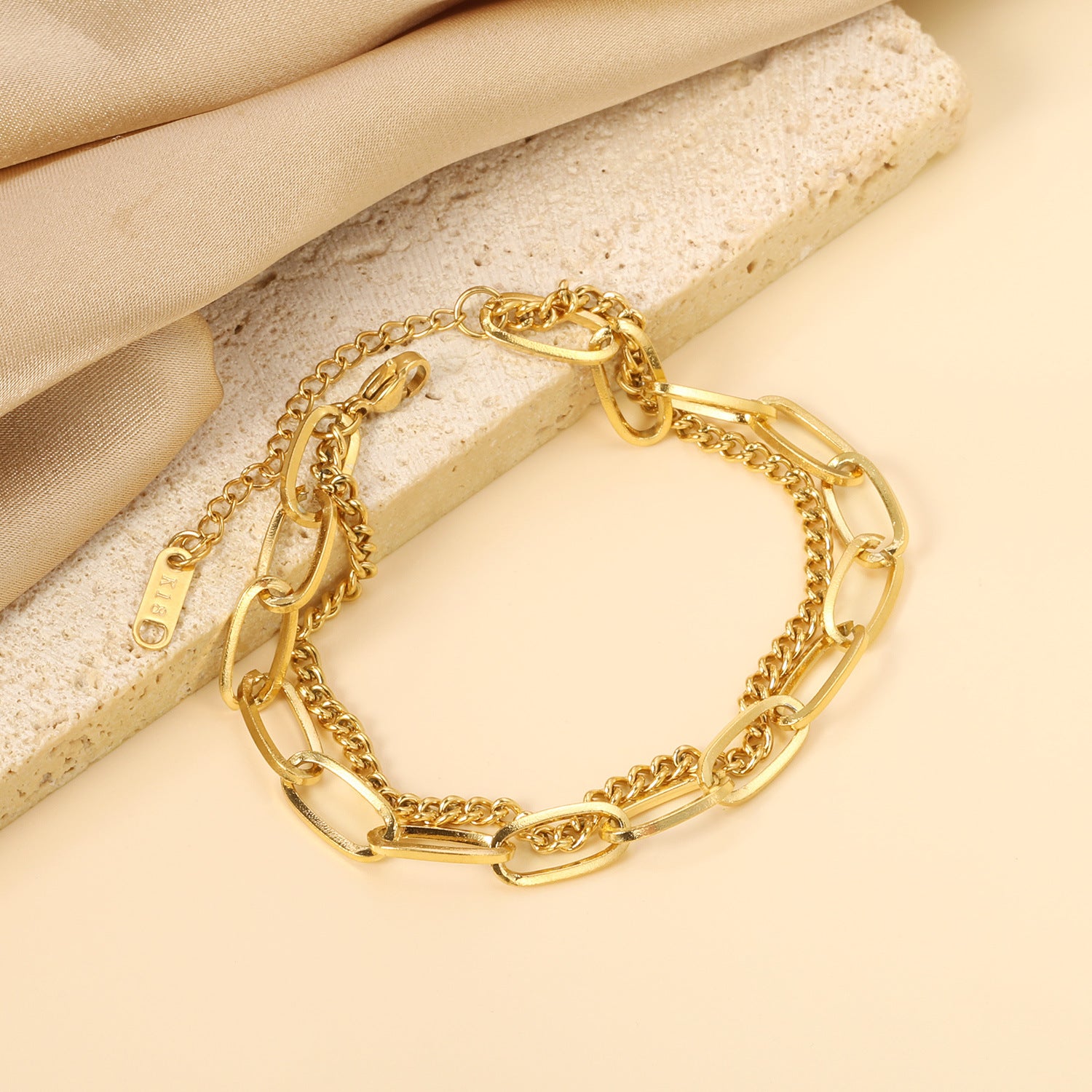 Damen Armband aus hochwertigem Edelstahl mit modernem Gliederdesign und goldplattierter Oberfläche Shop Nory