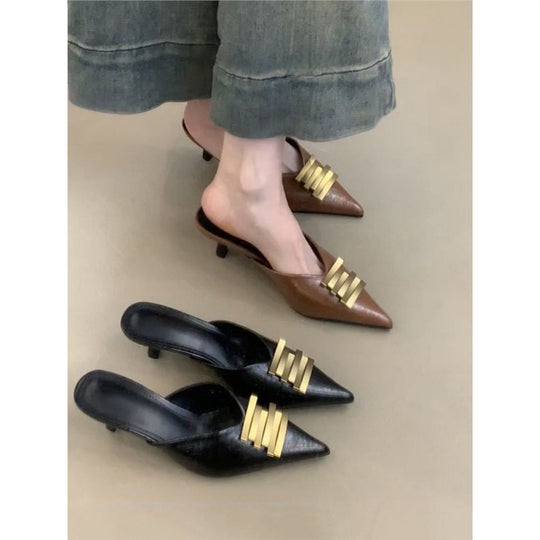 Damen Spitz zulaufende Lederoptik-Mules mit skulpturiertem Kitten‑Heel und goldener Wellenapplikation Shop Nory