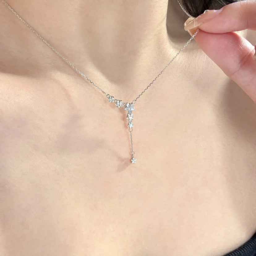 Damen Halskette mit funkelnden Kristallen und zarten Blumenmotiven Shop Nory