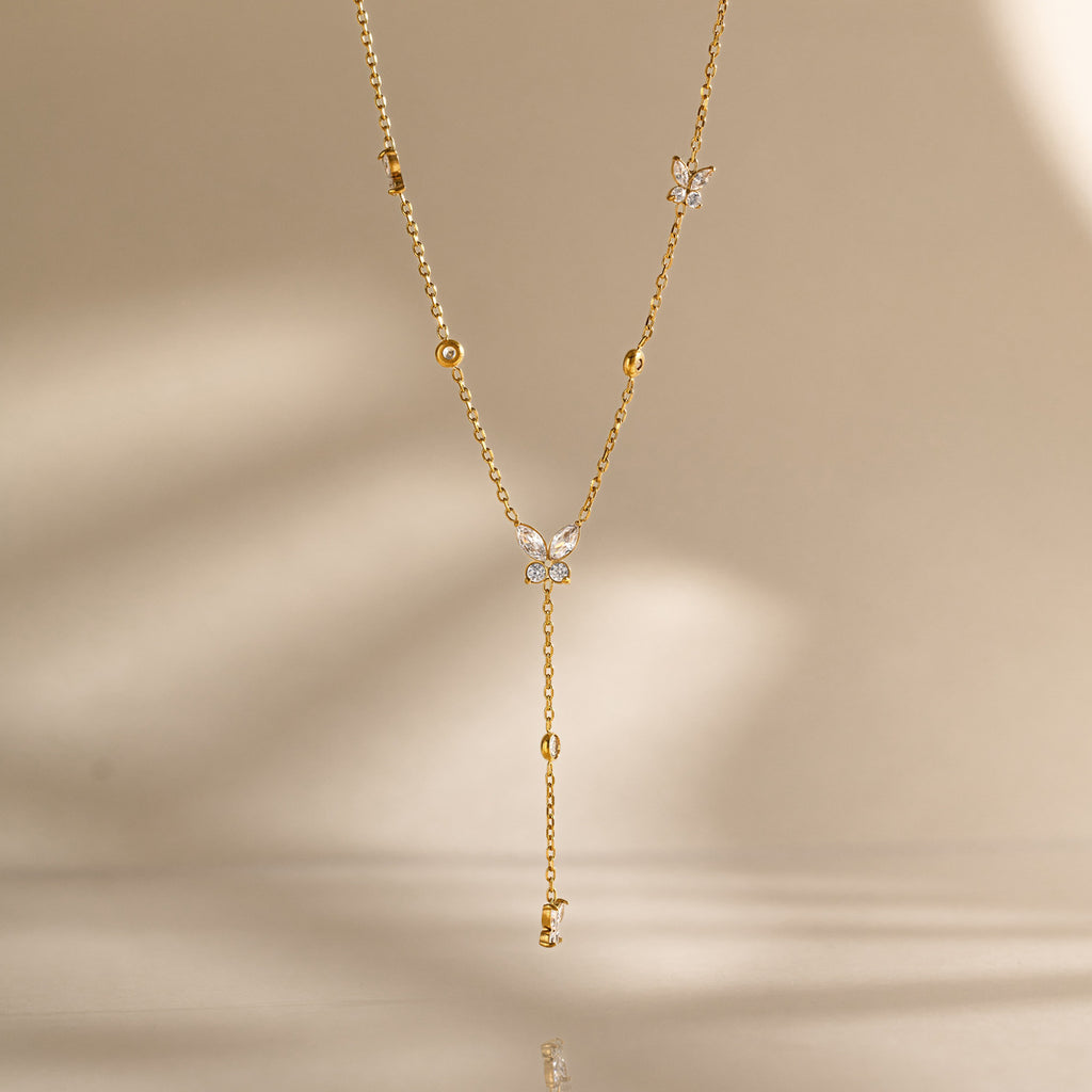 Damen Halskette mit zarten Schmetterlingsanhängern und funkelnden Zirkonia Shop Nory