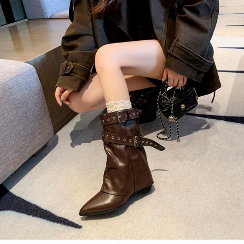 Damen Slouch-Stiefel mit spitzer Zehenpartie, Schnallenriemen und niedrigem Absatz Shop Nory