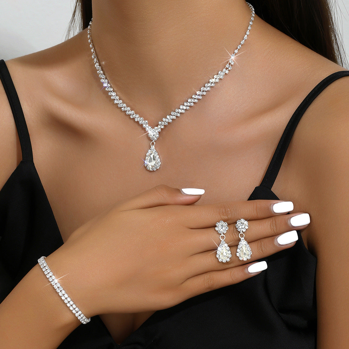 Tropfenpendant und passendes Tropfohrschmuckset für Braut mit kubischem Zirkonia-Halo