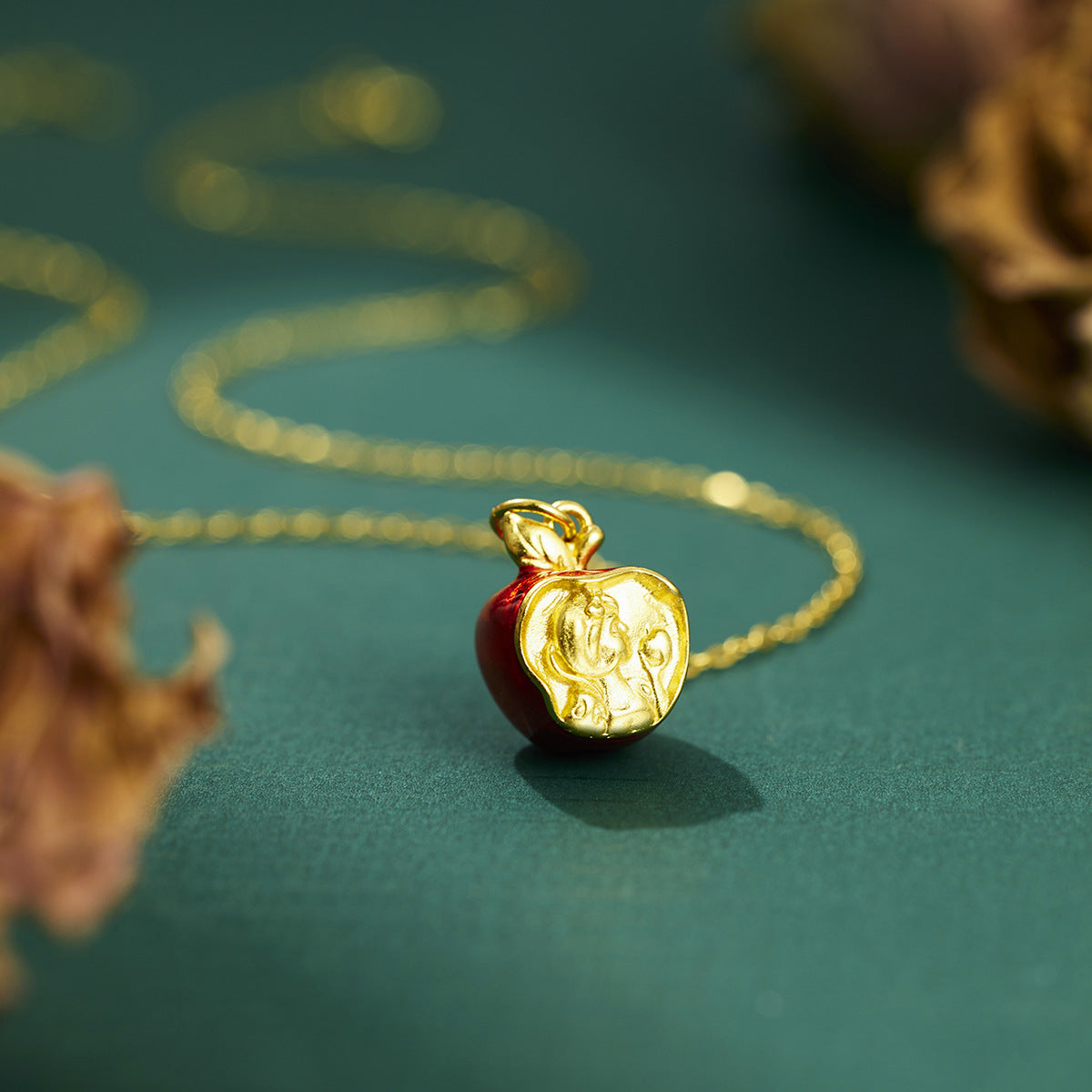Damen Halskette mit kunstvollem Apfelanhänger und eleganter Gliederkette Shop Nory